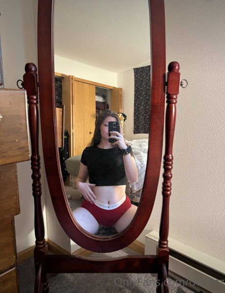 Dezbez OnlyFans Model Bilder