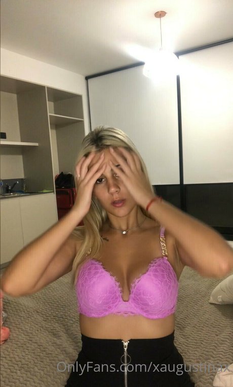 Augustina 18 OnlyFans nackte Brüste