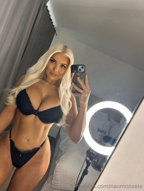 Naomisteele OnlyFans-Inhalte