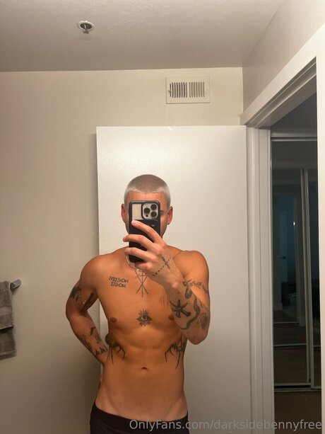 Darksidebennyfree OnlyFans schlank