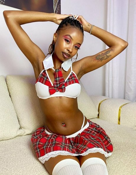 zoya akilova OnlyFans Strip