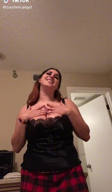 Zucchini Nacktpornos auf OnlyFans