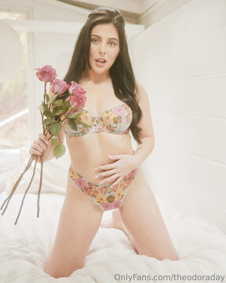 Theodoraday Nackt auf OnlyFans Leaks