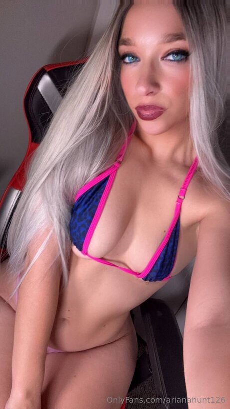 Arianahunt126 OnlyFans Model Bilder