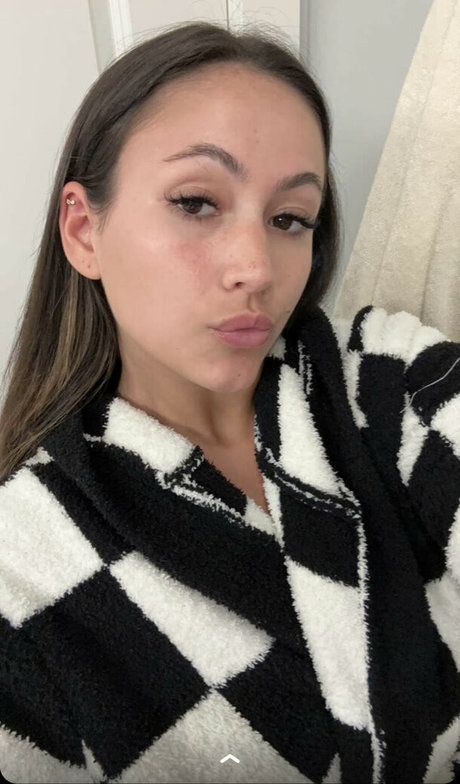 Zoe Ferguson OnlyFans Striptease