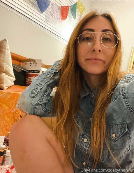 zoebytheriverfree OnlyFans nackte Brüste