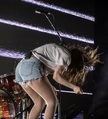 Lauren Mayberry Nacktpornos auf OnlyFans