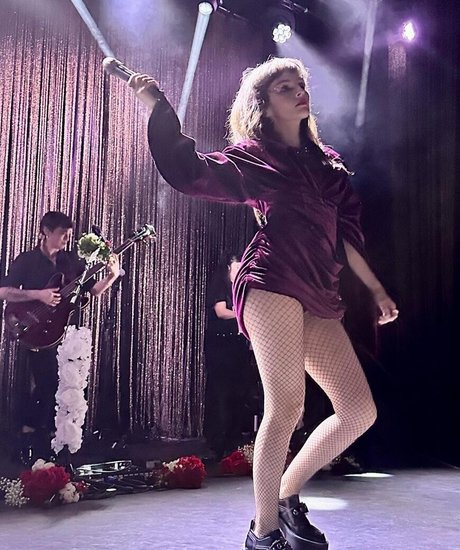 Lauren Mayberry Nacktbilder von OnlyFans