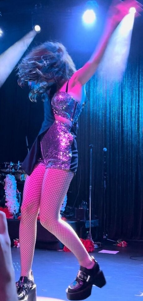 Lauren Mayberry Nacktbilder-Leaks von OnlyFans