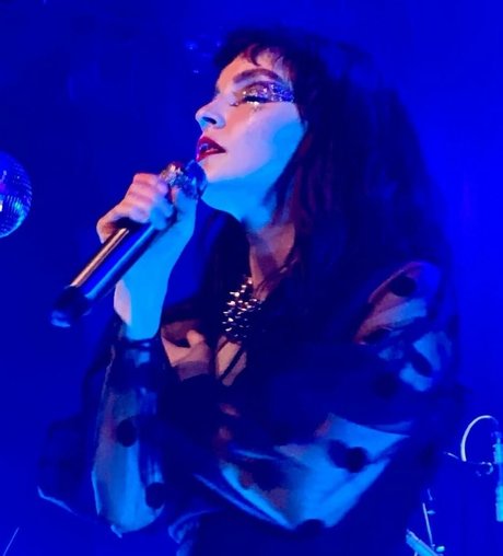 Lauren Mayberry OnlyFans Brüste Bild