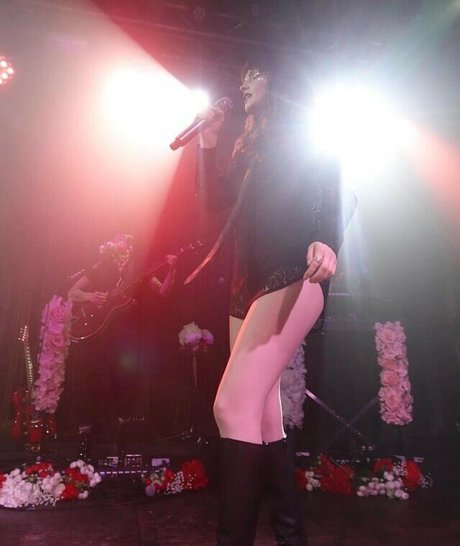 Lauren Mayberry OnlyFans Leaj