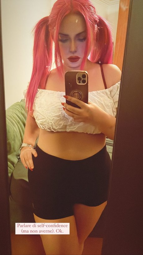 Red Lilium OnlyFans Striptease