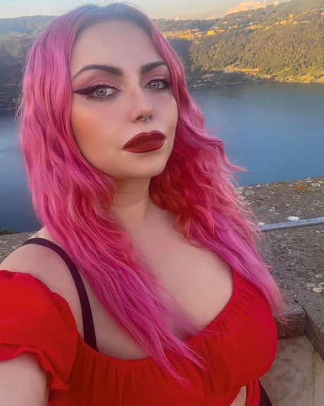 Red Lilium NurlyFans-Pornos