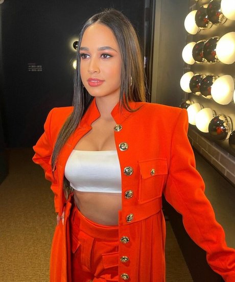 Emily Tosta Nur für Fans