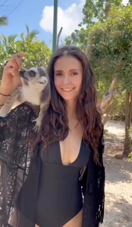 Nina Dobrev OnlyFans geleakte Brüste