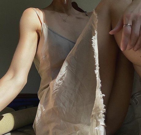 Laura Vandervoort OnlyFans Arsch Leak