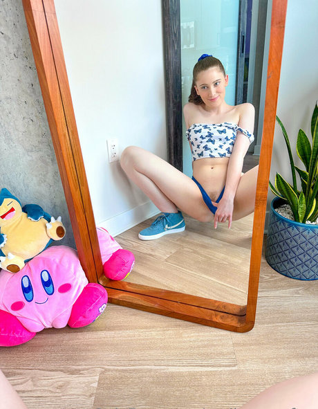 emilybelmontt OnlyFans Striptease