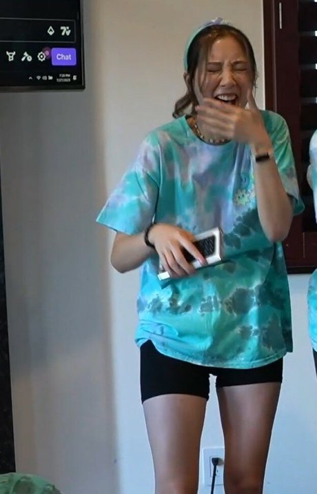 Fuslie Nacktpornos auf OnlyFans