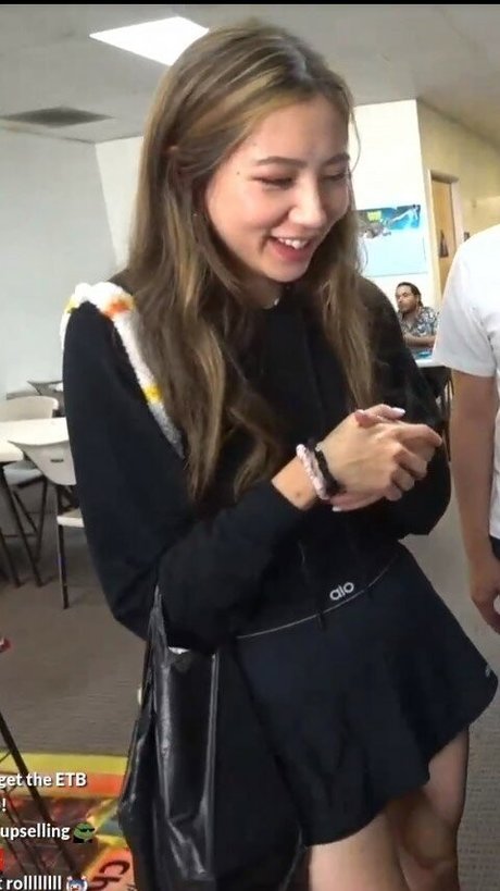 Fuslie OnlyFans Bilder nackt