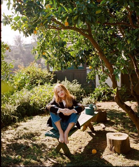 Halston Sage Oben ohne OnlyFans