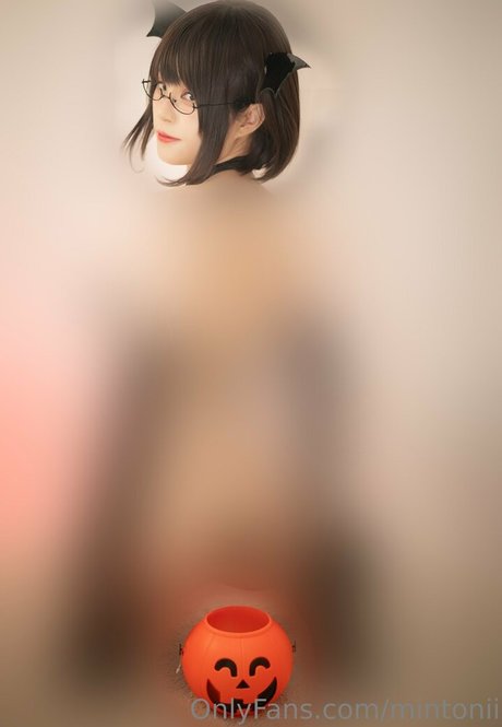 mintonii OnlyFans Model Bilder