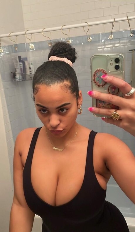 Raina Morris Nacktpornos auf OnlyFans