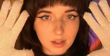 Slight Sounds ASMR OnlyFans schlank