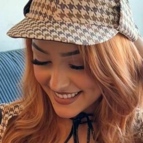 Real ona OnlyFans Model Bilder