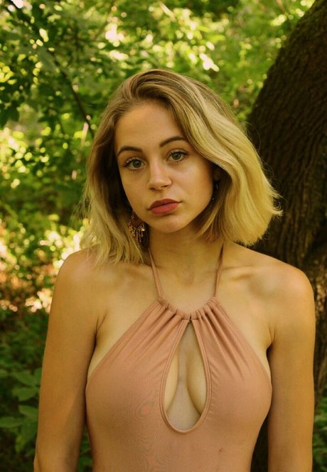 Athena bloome OnlyFans geleakt.