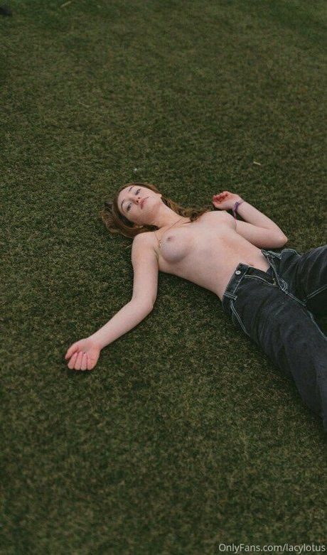 Lacy Lotus Oben ohne OnlyFans
