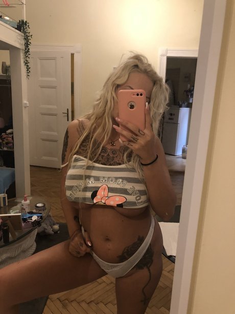 pekarvivi OnlyFans Strip