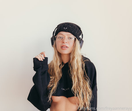 Rachel Anne Rayy OnlyFans schlank