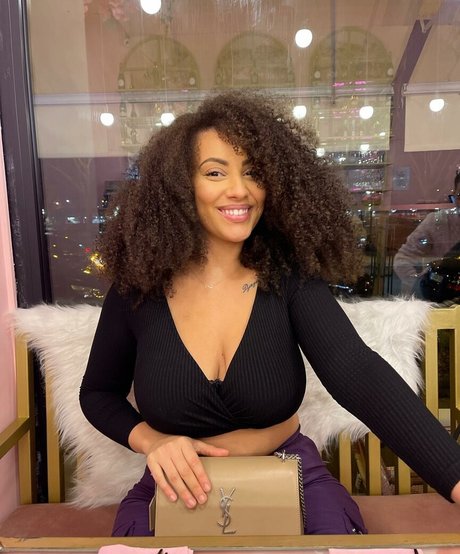 Ines Curly OnlyFans-Leaks