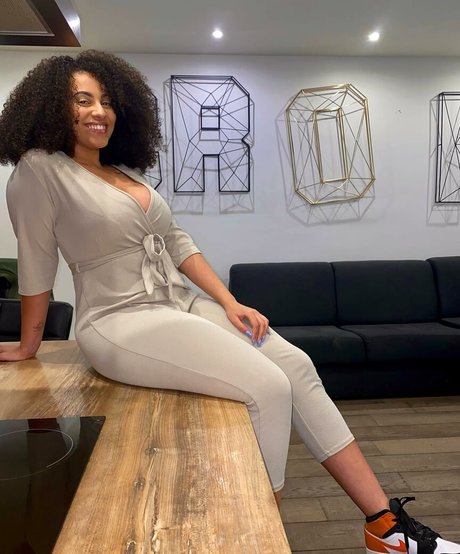 Ines Curly Nacktbilder auf OnlyFans