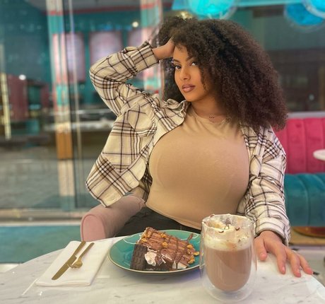 Ines Curly OnlyFans Strip