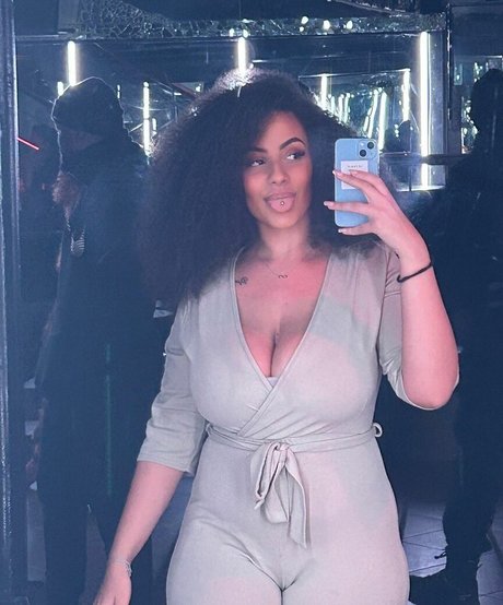 Ines Curly OnlyFans Nacktbilder