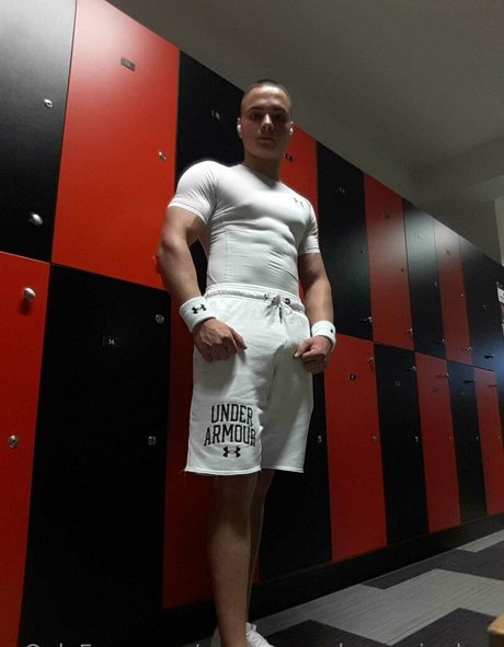 youngmusclegrowingboy Leak von OnlyFans