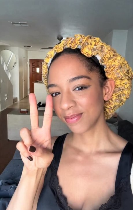 Amala Ekpunobi OnlyFans Model Bilder