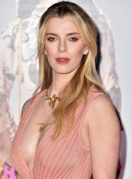 Betty Gilpin OnlyFans kostenlos geleakt