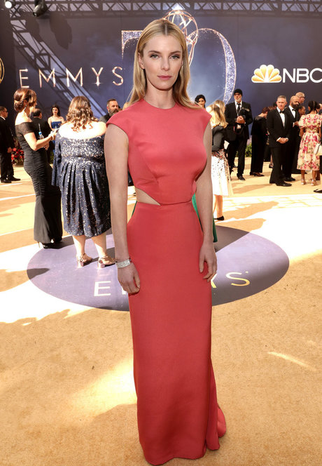 Betty Gilpin OnlyFans-Bilder