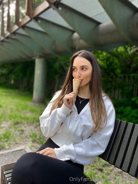 Emily Sweet Heiße OnlyFans Inhalte