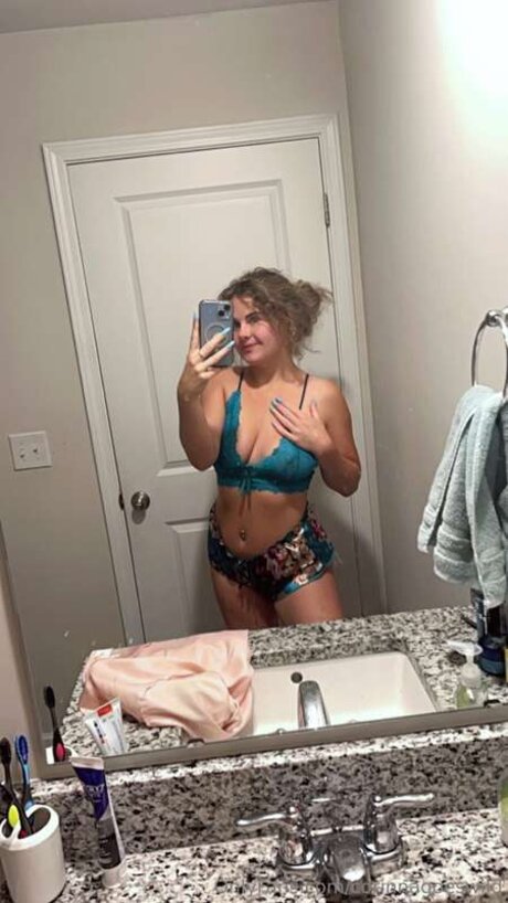 Corinnagoeswild OnlyFans Lesbisch