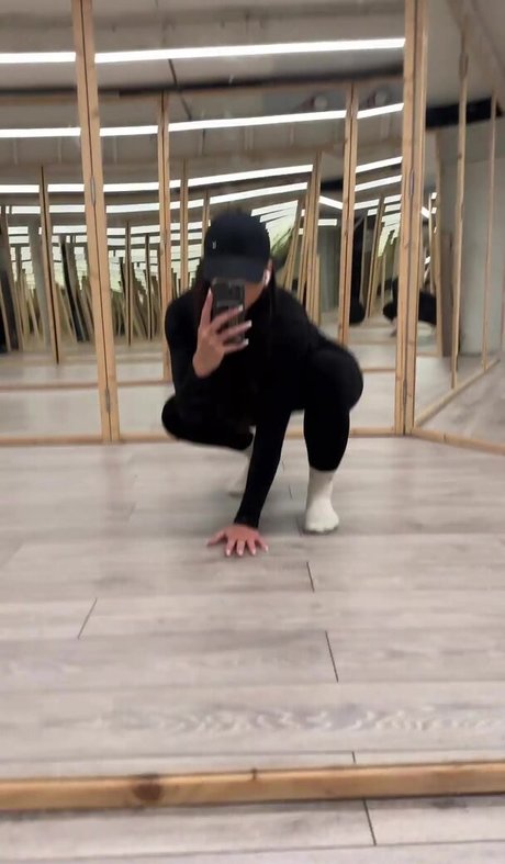 Leah Shutkever OnlyFans Striptease