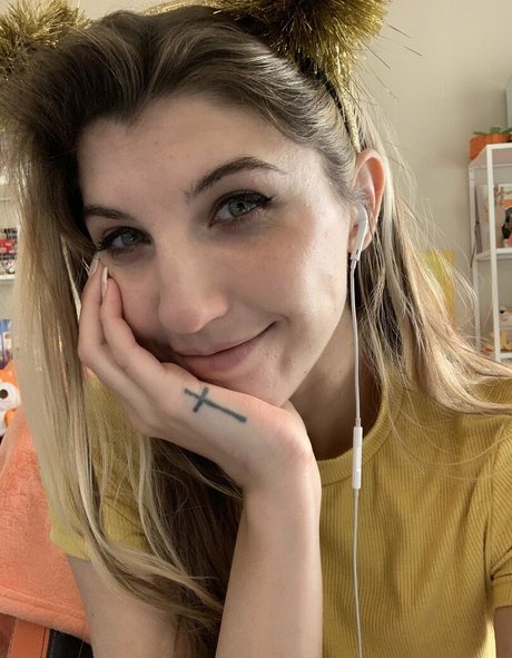 FrivolousFox ASMR OnlyFans