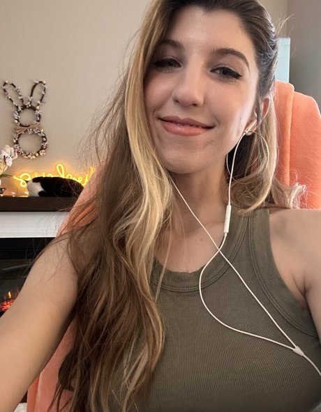 FrivolousFox ASMR Oben ohne OnlyFans