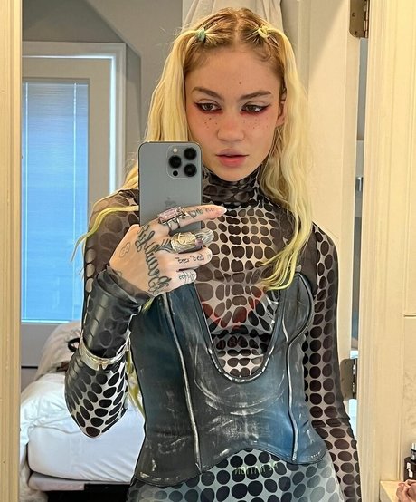 Grimes Nackt auf OnlyFans