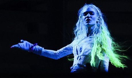 Grimes Nacktpornos von OnlyFans geleakt