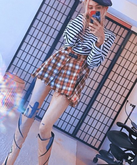 Grimes OnlyFans Bilder