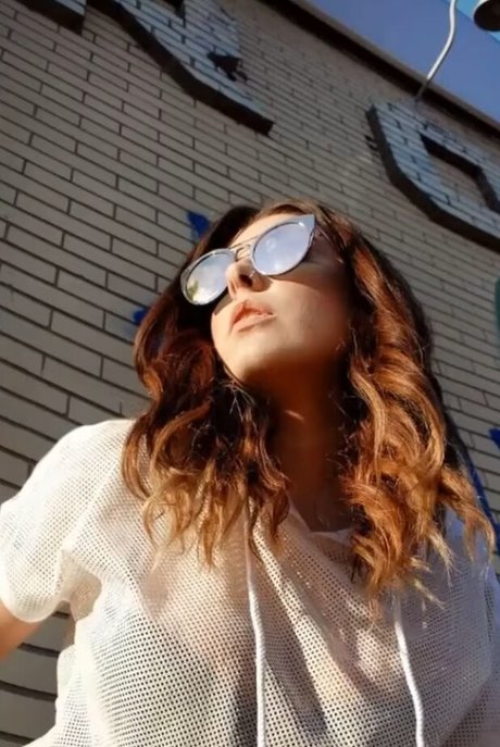 Alluux OnlyFans Striptease