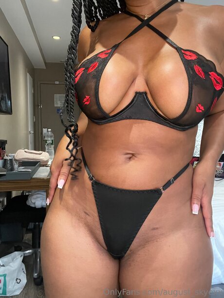 August Skyexx Geleakte OnlyFans-Inhalte